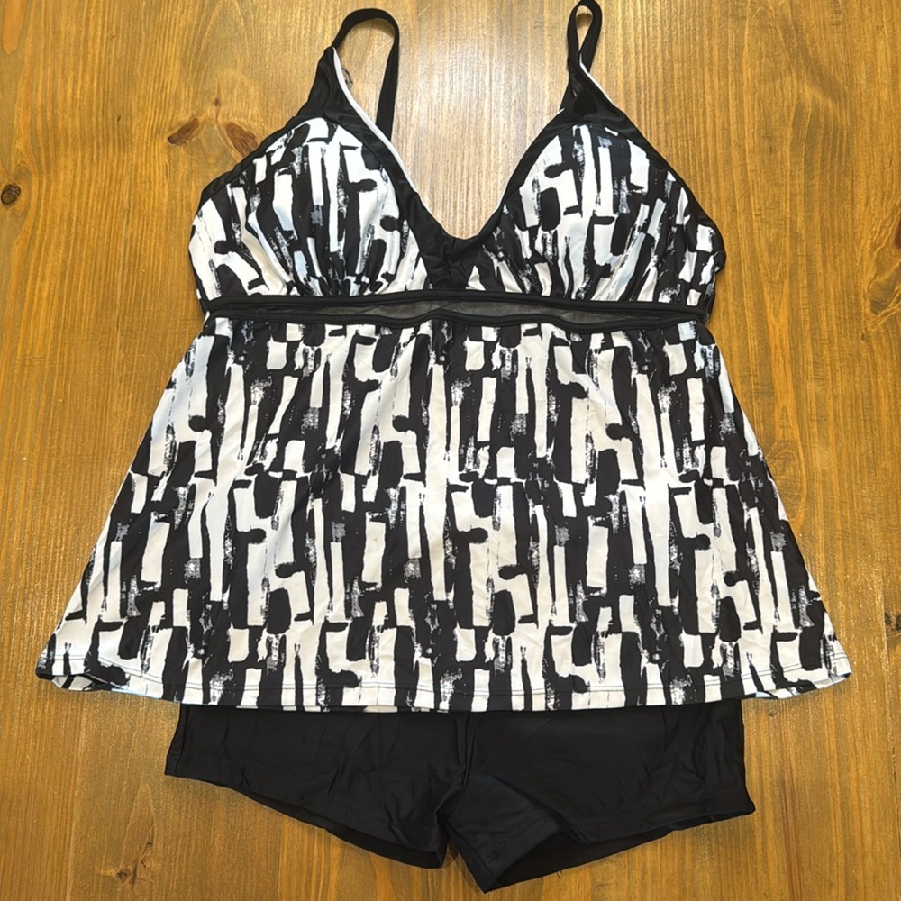 NWOT women’s modest 2 piece swimsuit black & white print top w/ swim shorts